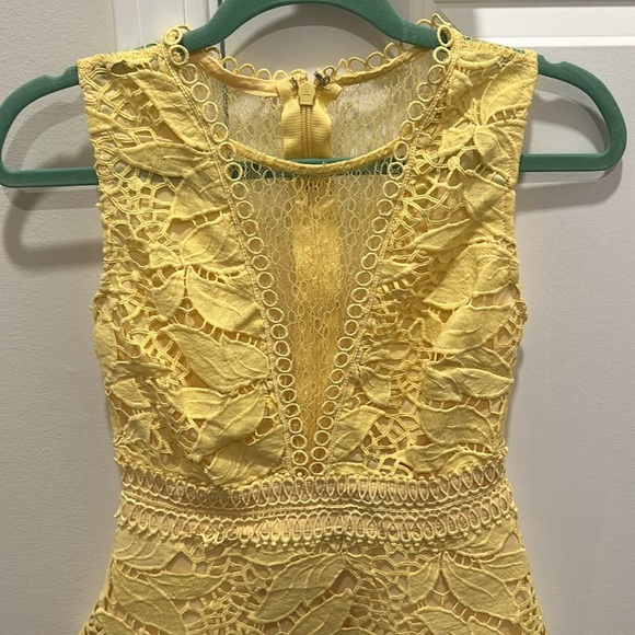 Aqua Lace Sleeveless Top - Picture 2 of 3